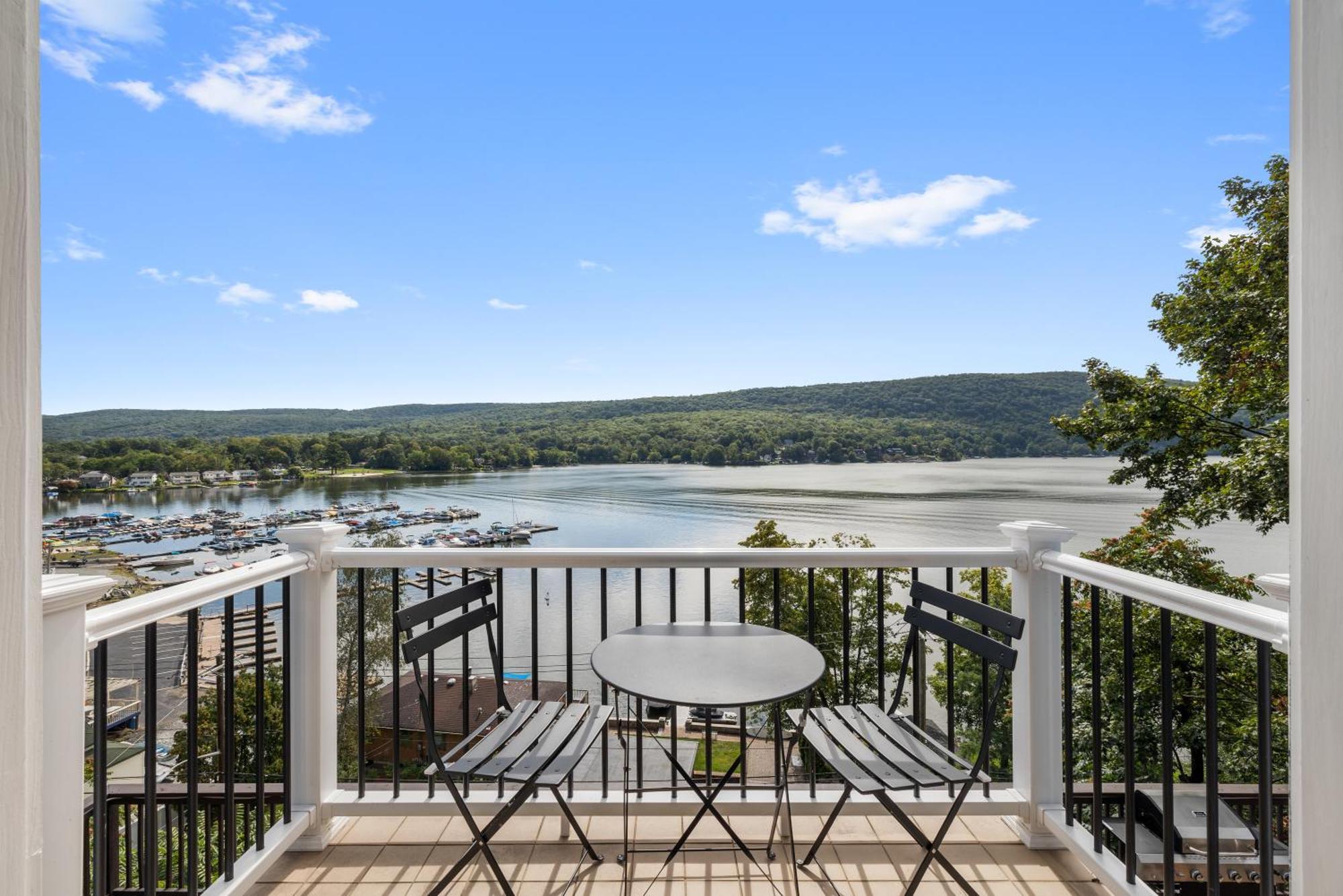 Lakeview House - Hot Tub - Firepit - Stunning Views - Spacious Deck - Cozy Living Room - Bar Greenwood Lake Exteriör bild